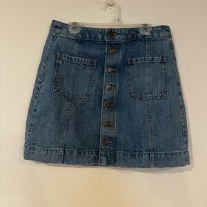 Ann Taylor LOFT Light Wash Denim Button Front Jean Skirt Women’s Size 27/4 Mini